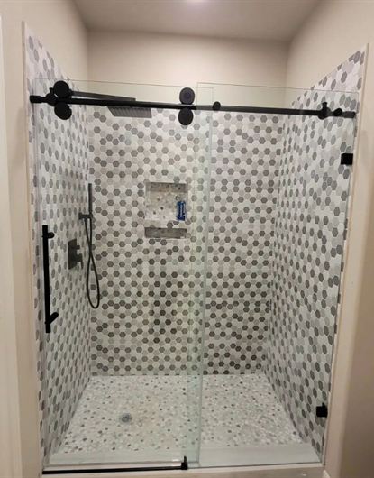 Puerta corrediza de ducha sin marco con rodillos grandes instalada en una casa de Pembroke Pines, FL