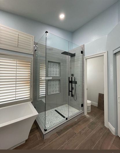 Cerramiento de ducha sin marco en forma de L instalado en una casa de Fort Lauderdale, FL