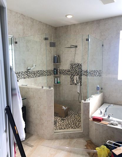 Ducha sin marco neo-angle en cromo instalada en un hogar de Miami-Dade